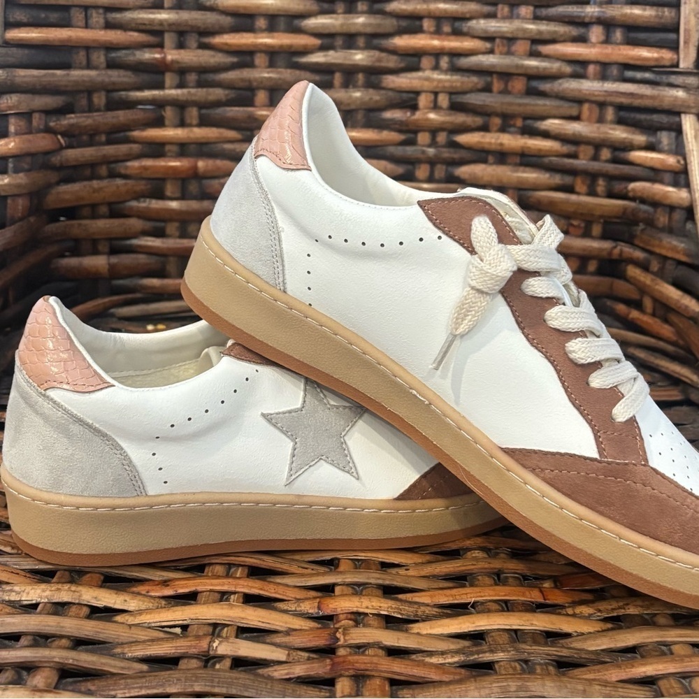 Mi,iM White and Taupe Star Sneakers in size 7.5 . New still in box - Picture 8 of 13